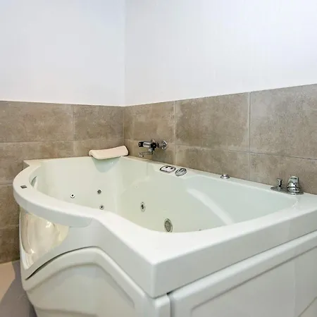 Vakantiehuis Luxury Retreat With Tennis *